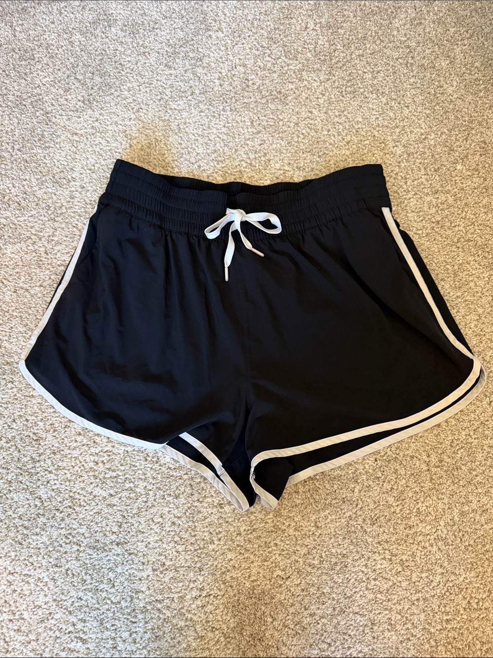 Athleta Black High Rise Weekender Run Shorts with White Trim